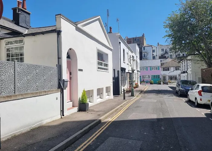 Quirky Seaside Family Cottage Walk To The Waves!