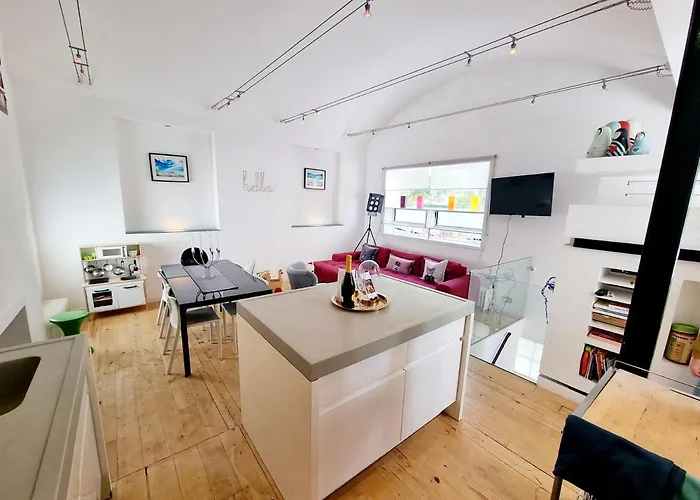 Quirky Seaside Family Cottage Walk To The Waves!