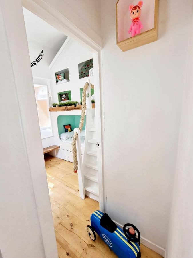 Quirky Seaside Family Walk To The Waves! Hove